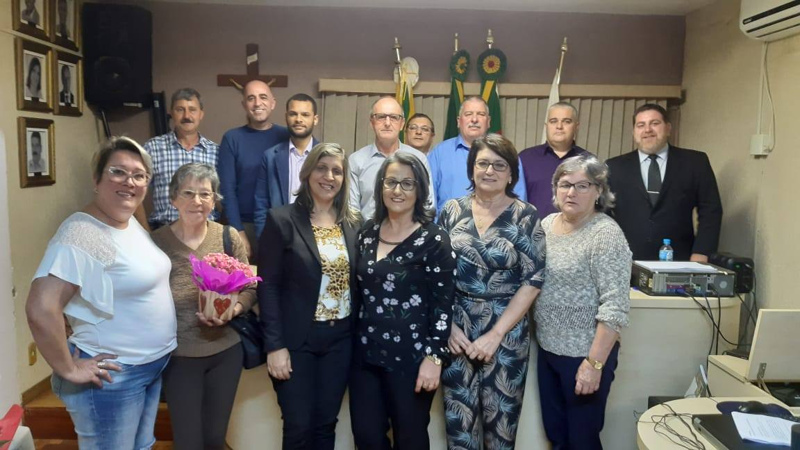 Em Sessão Solene emocionante, professoras são homenageadas