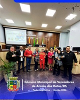 Gesto que simboliza o reconhecimento pelo trabalho conjunto.